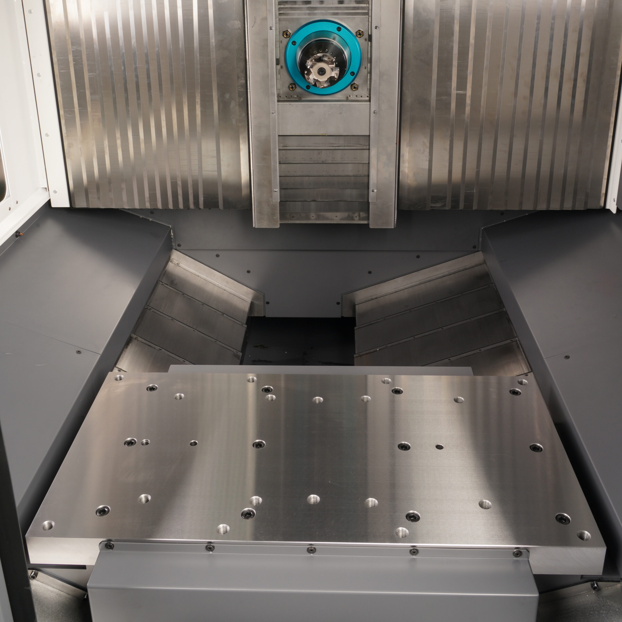 Center trough structure of the H30a horizontal machining center to minimize work stoppages from chip clogs